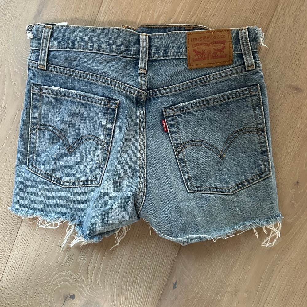Levi’s cut off wedgie jean shirt. Size 26. Excellent condition.